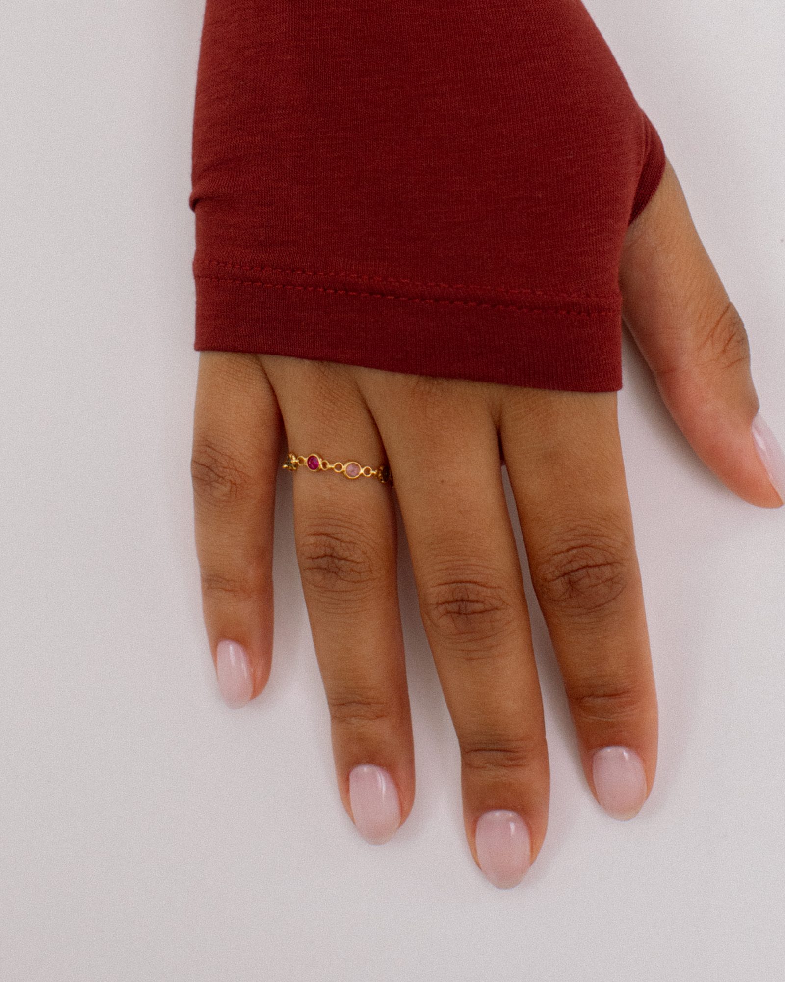 Anel permanente dourado com pedras