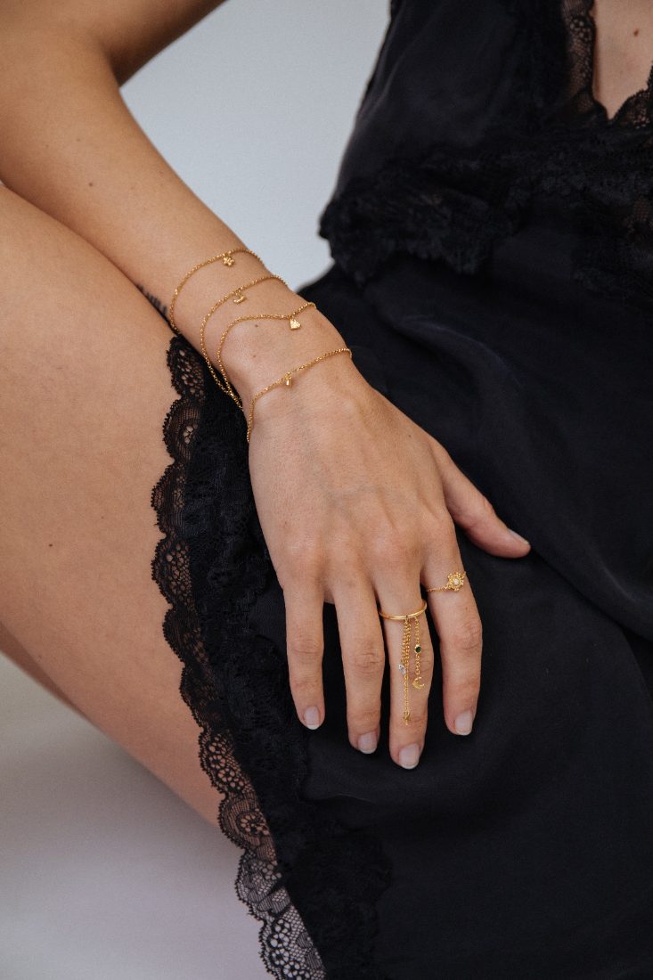 Anéis permanentes vários juntos, com pulseiras