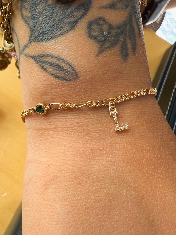 Pulseira permanente com charm letra L | Forever Bond Studio