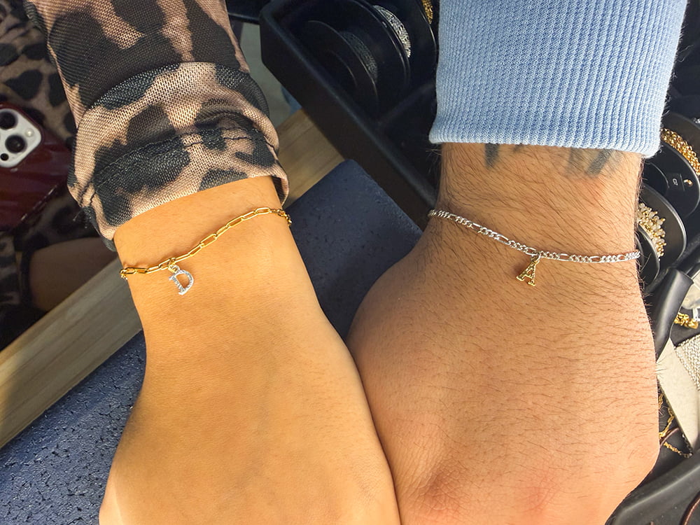 Amigas com pulseiras permanentes com letras