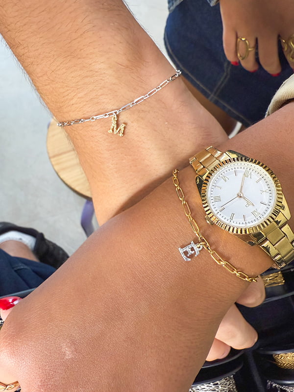 Casal com pulseiras permanentes a condizer