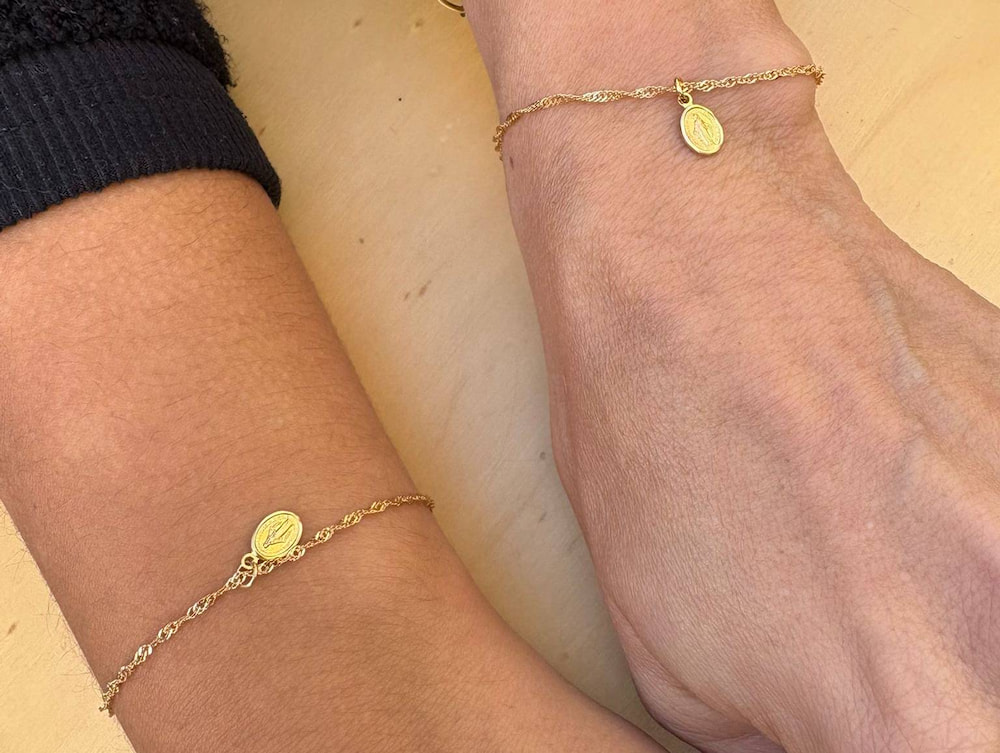 Mãe e filha com pulseiras permanentes
