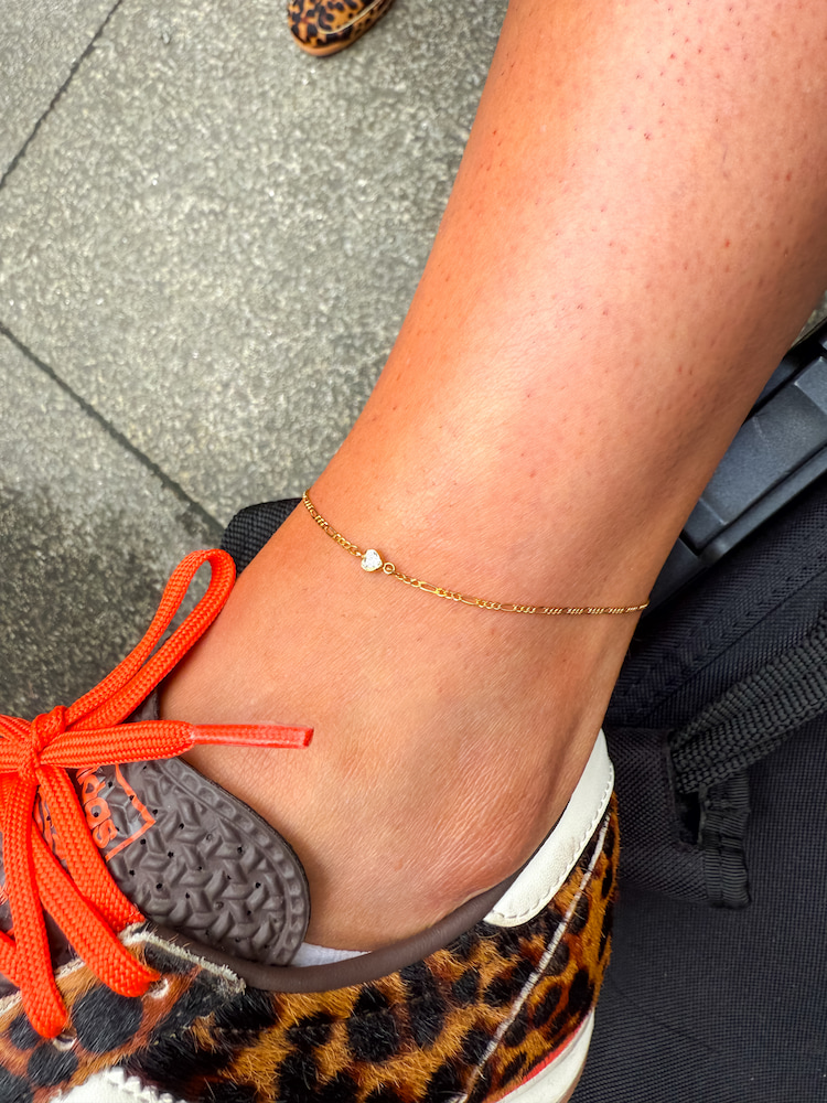 Pulseira de Pé com coração dourado | Forever Bond Studio
