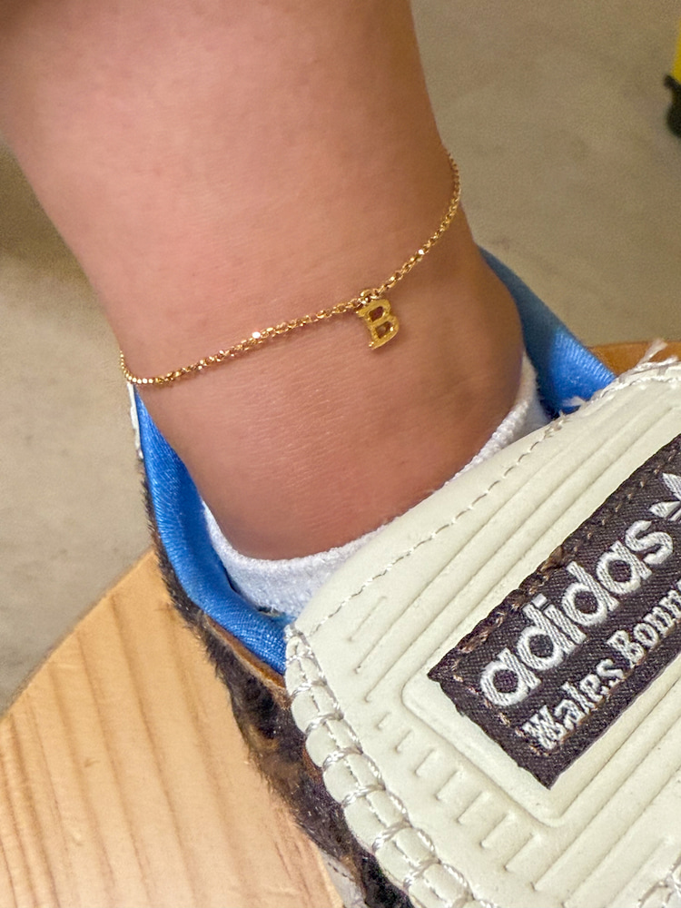 Pulseira de Pé com letra B | Forever Bond Studio