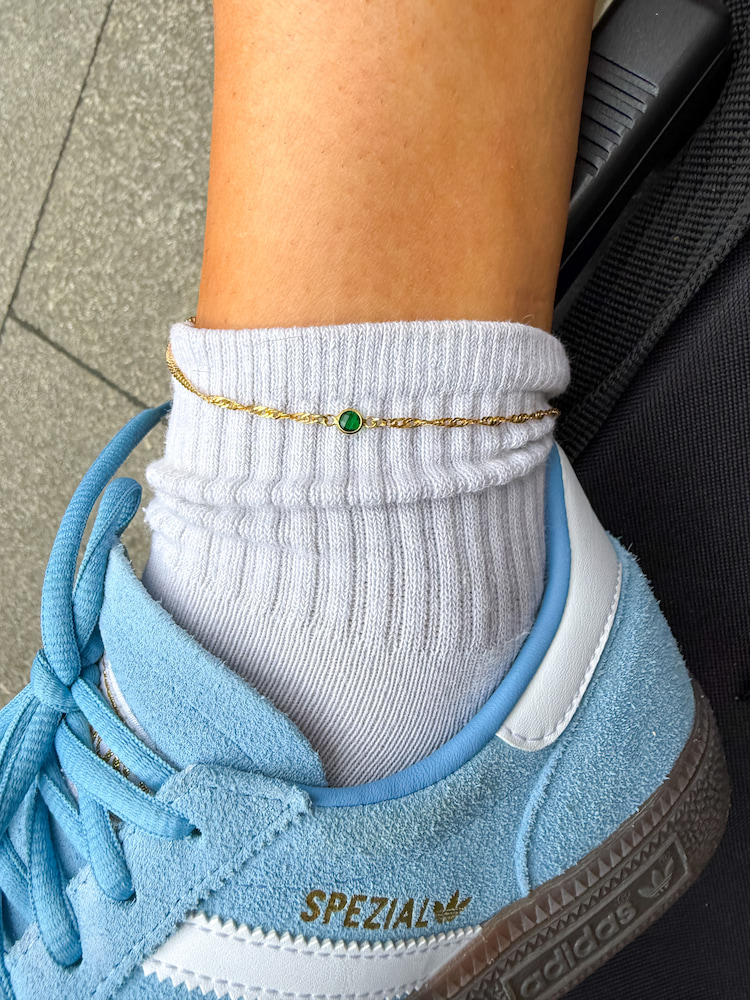 Pulseira de Pé dourada com pedra verde | Forever Bond Studio