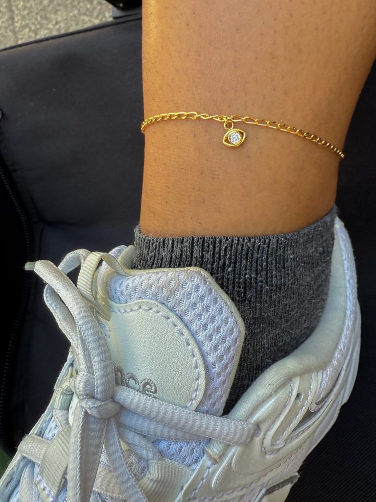 Pulseira de Pé dourada com charm de um olho | Forever Bond Studio