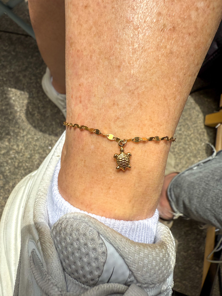 Pulseira de Pé dourada com charm de uma tartaruga | Forever Bond Studio