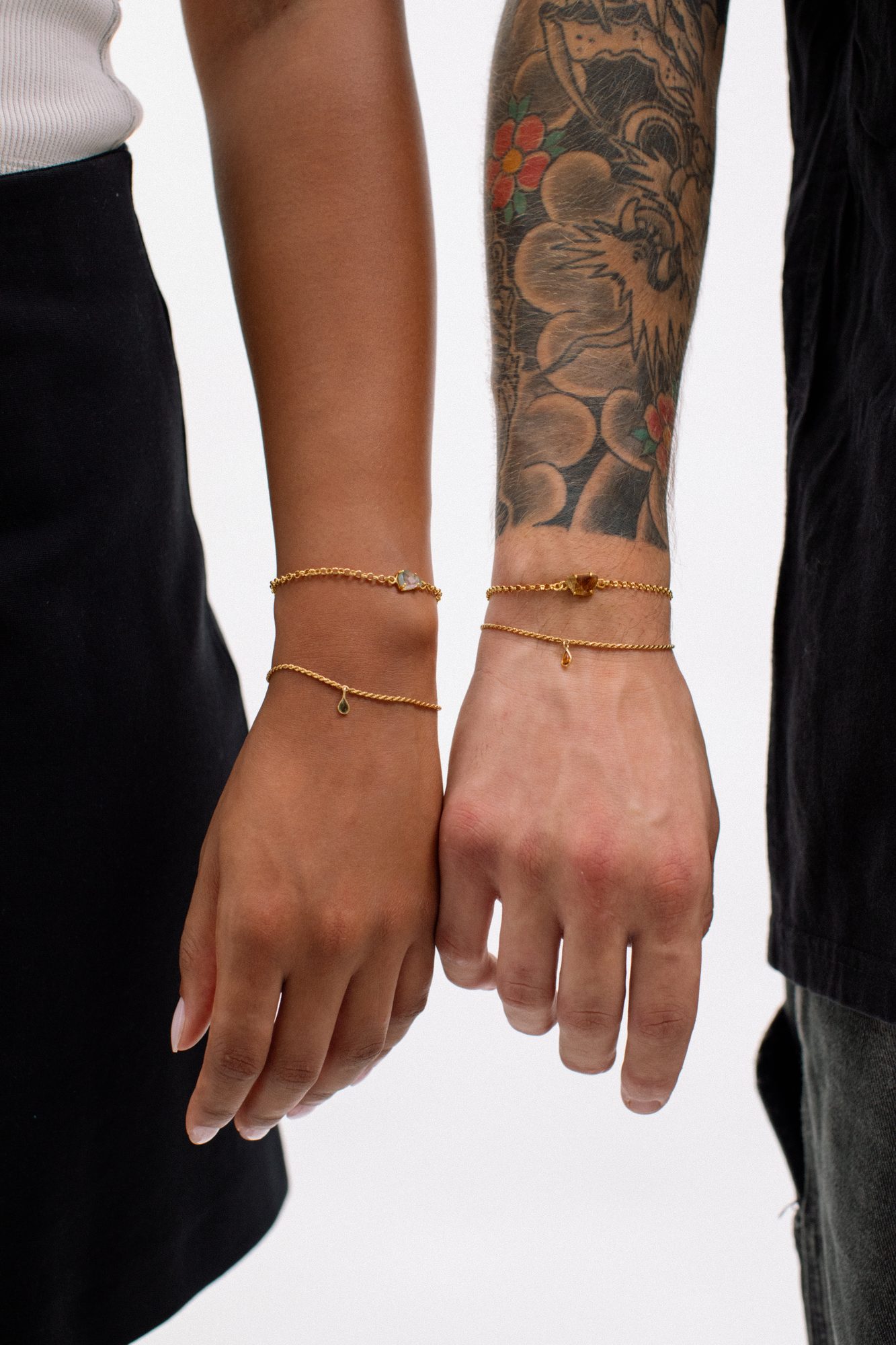 Pulseiras permanentes a condizer, soldadas no pulso de um casal