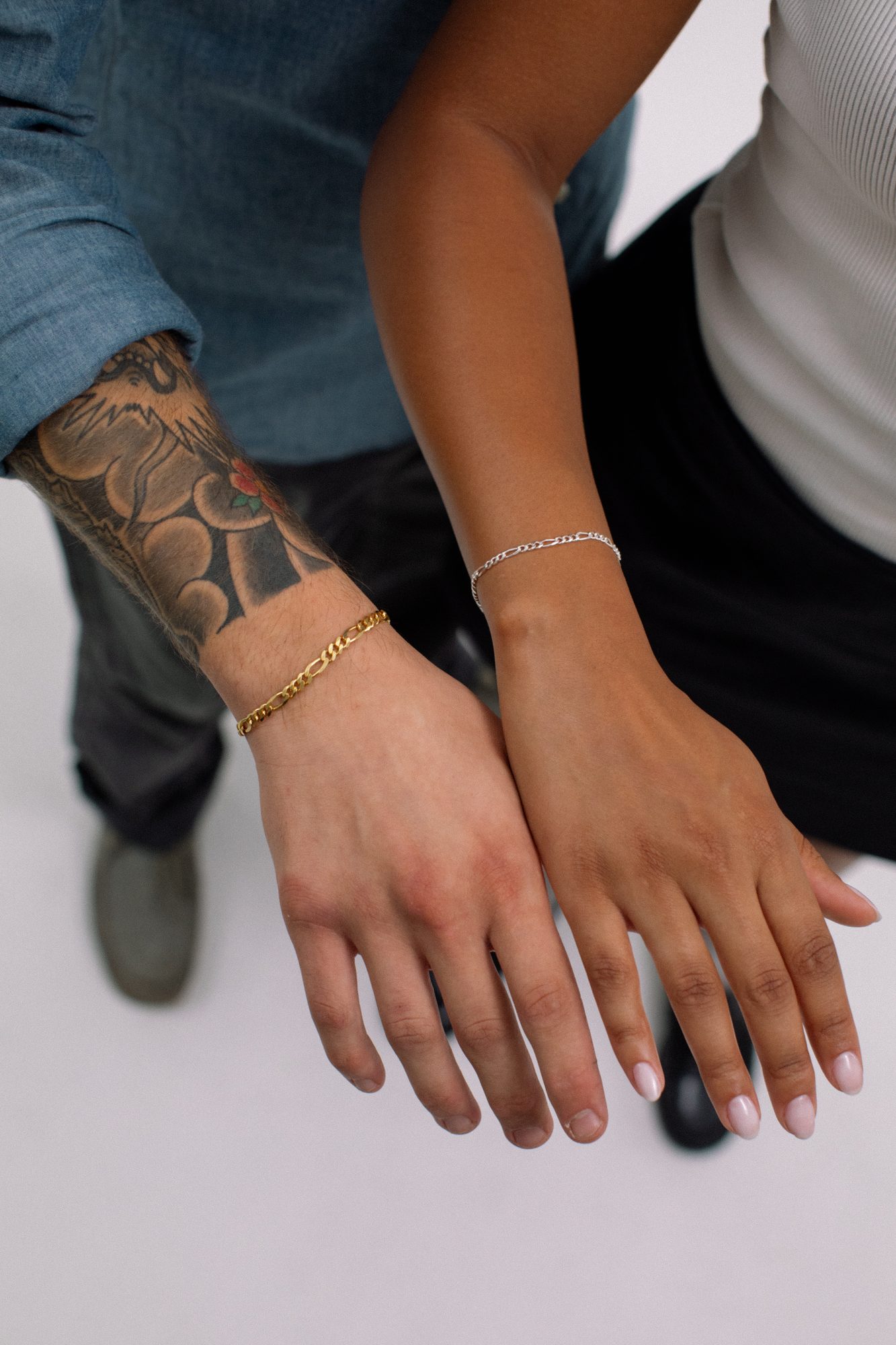 Permanent bracelets in Guimarães: couple with bracelets