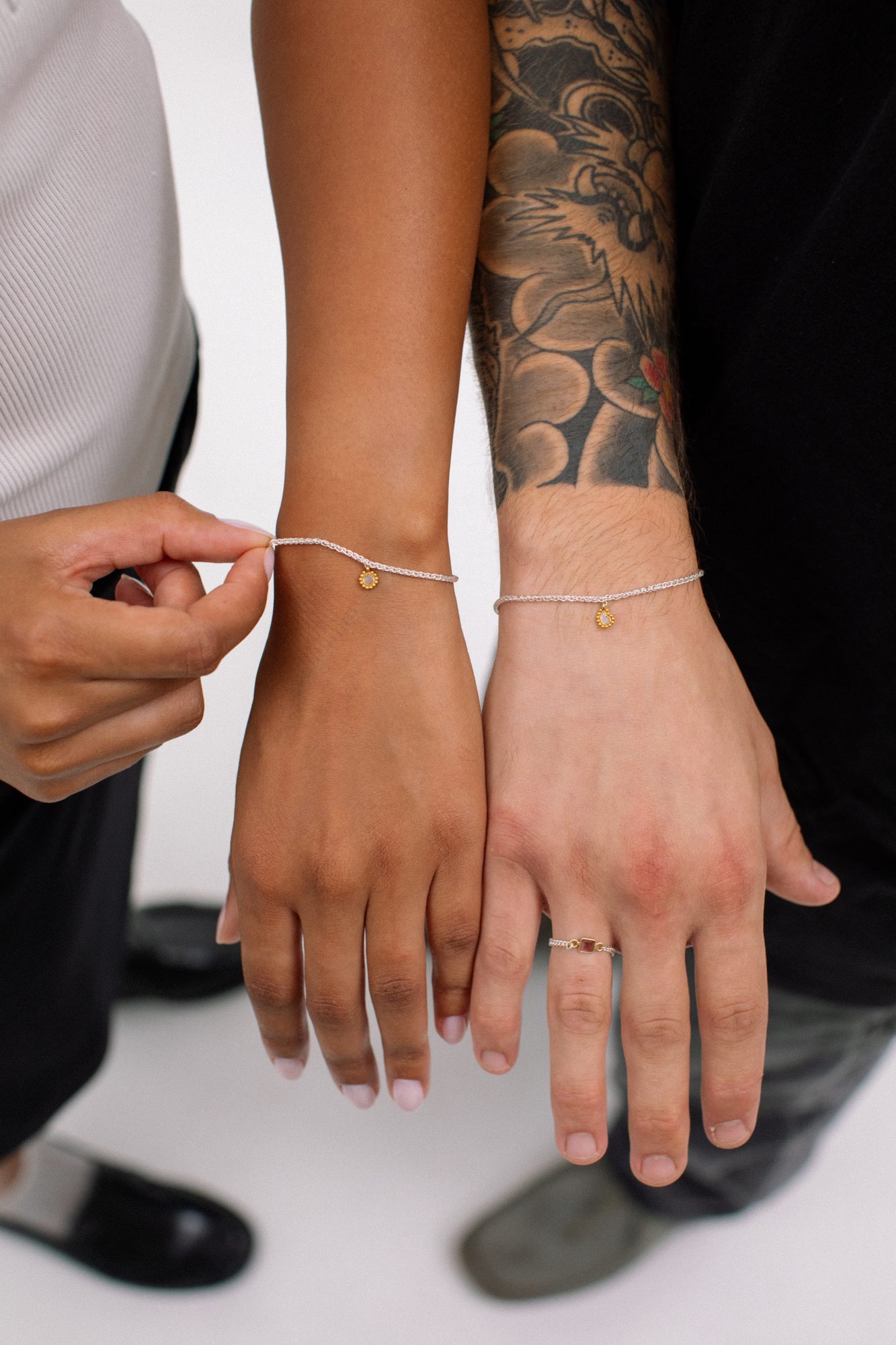 Pulseiras permanentes em Lisboa: casal com pulseiras a condizer