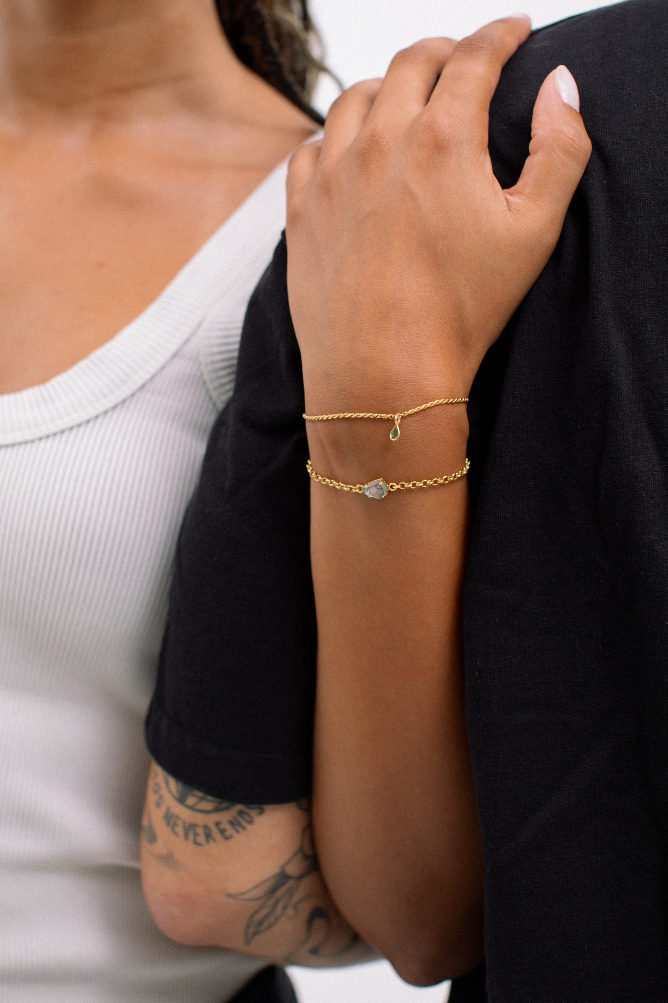 Pulseiras permanentes no Porto: casal com pulseiras douradas